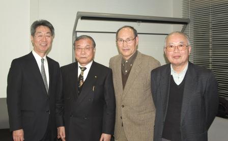 左から青島泰之JABEE専務理事、篠田教授、菱沼会長、天野事務局長